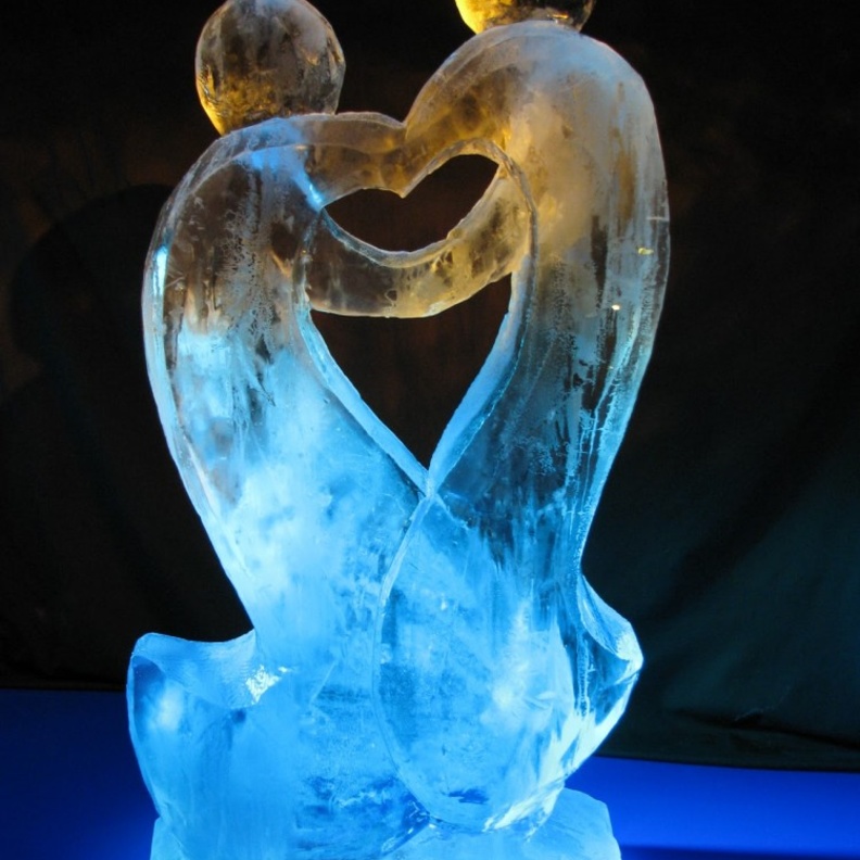  عرسان يشكلانن صورة قلب