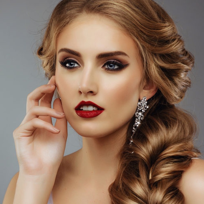 أحمر غامق مناسب للبشرة السمراء