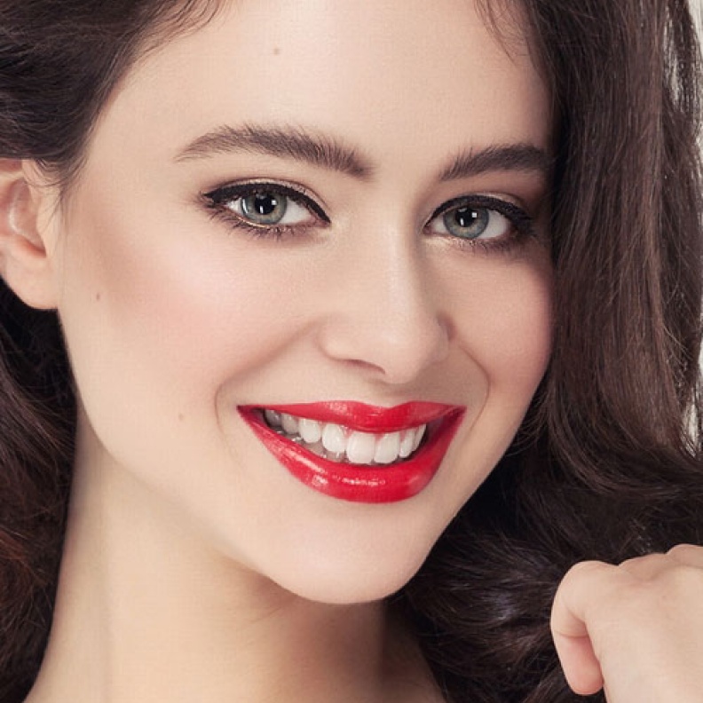 عروس يوم الحب تتألق بالشفاه الحمراء