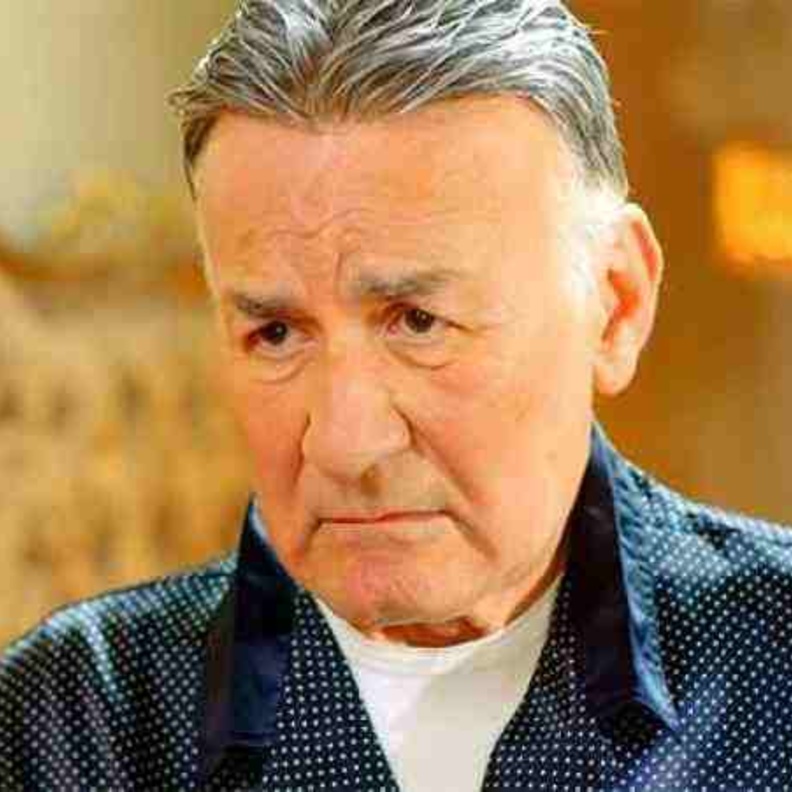 عزت أبو عوف يرفض الخروج من المستشفى