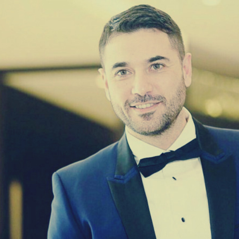 احمد عز يحقن وجهه بالبوتكس