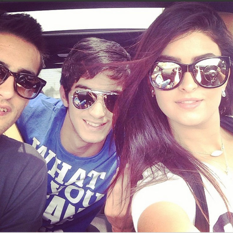 علا فارس وصورة سلفي مع اخوته