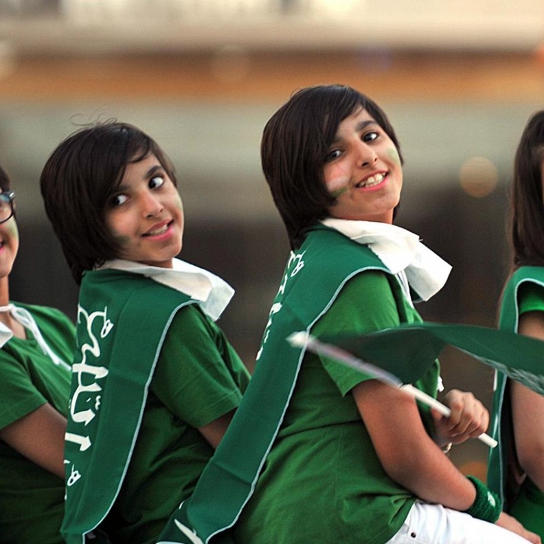 علمي طفلك حب الوطن باهدائه علمه الخاص 