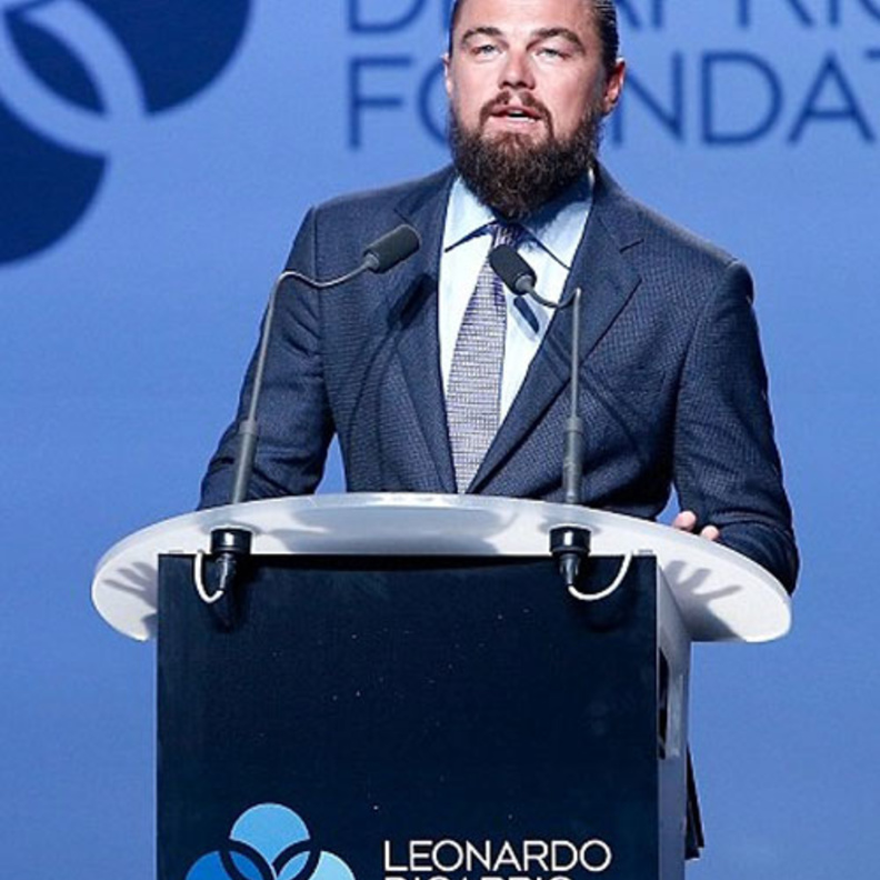 يصعد على متن اليخت