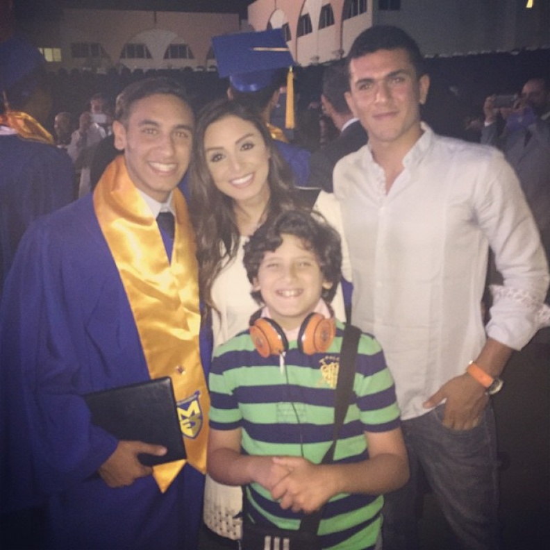 عمر ومروان وعبد الرحمن مع والدتهم أنغام