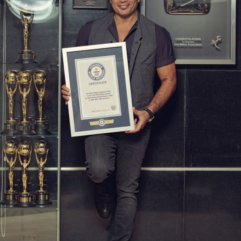 ازمة عمرو دياب وصباح فخري