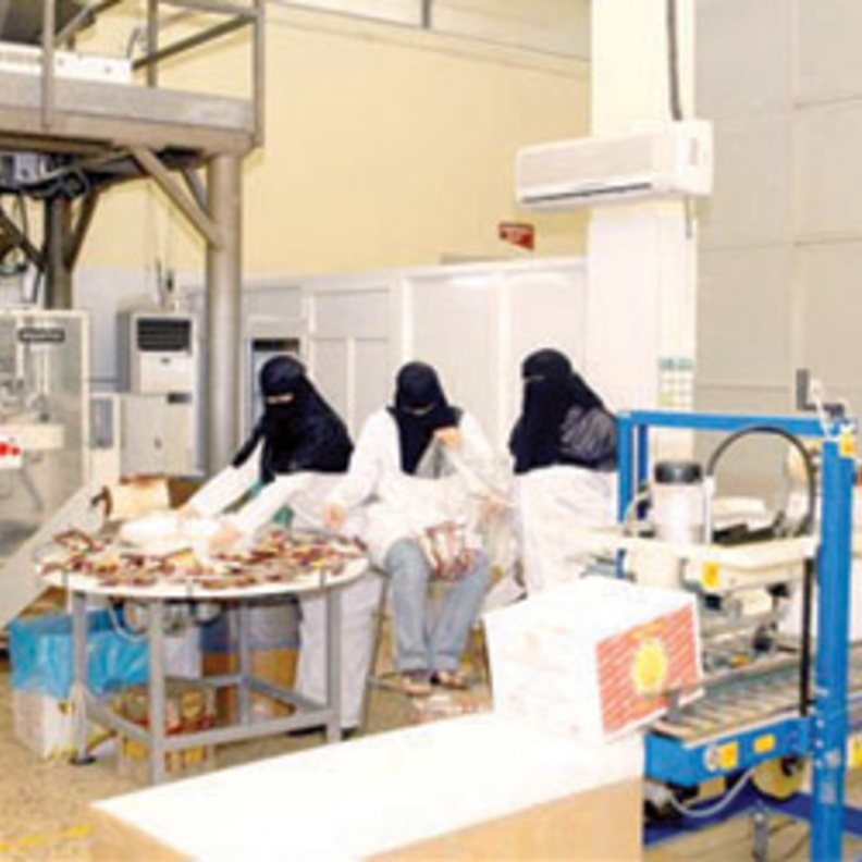 عمل السعوديات في المصانع