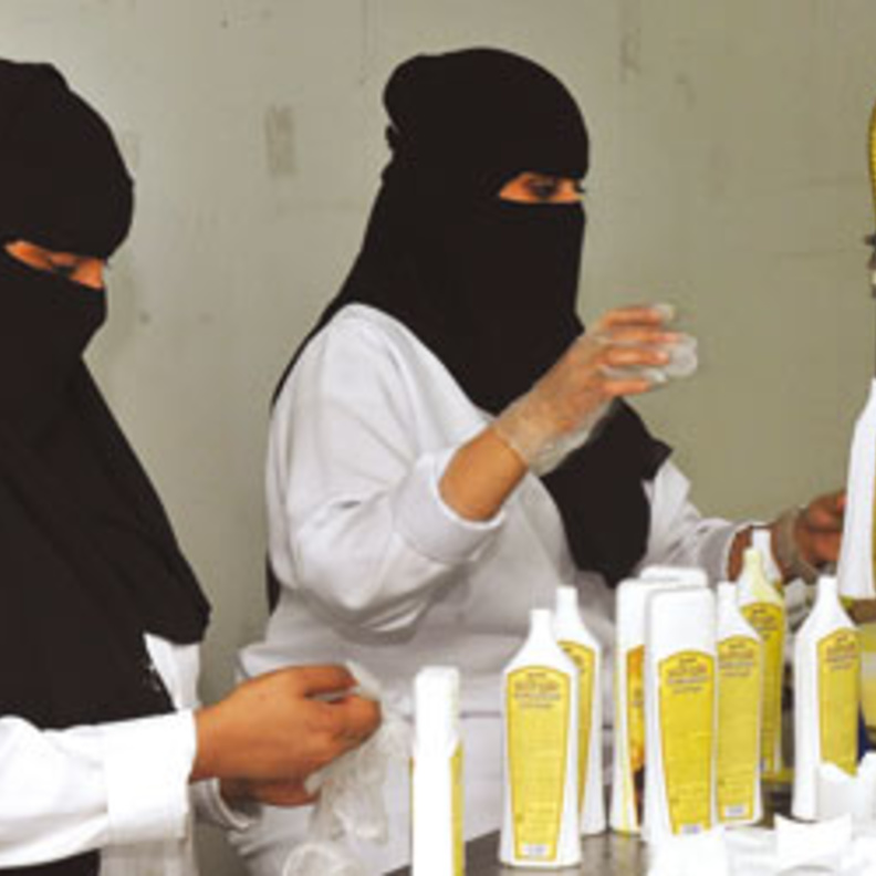 عمل السعوديات في المصانع