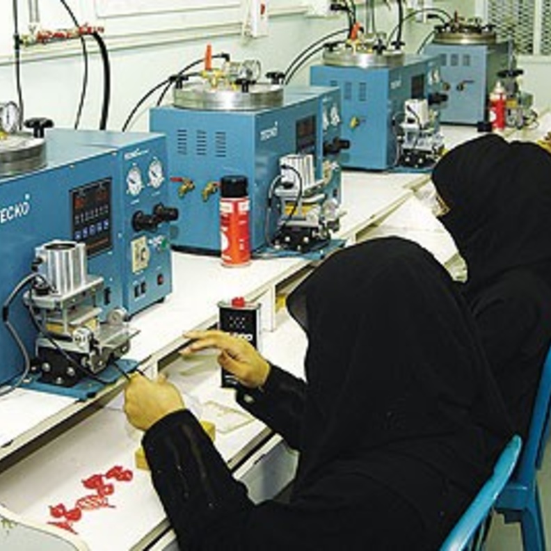 عمل السعوديات في المصانع