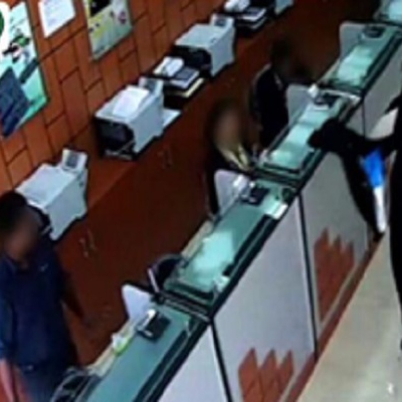 متهمة «السطو على محل الصرافة» تدعي المزاح