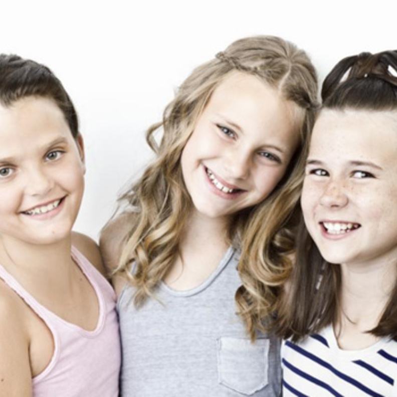 من الصعب جدا ان تتساوى قرابة الاصدقاء الثلاثة فيما بينهم