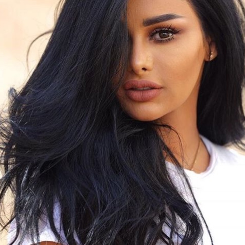 عهود تعتمد علي مزج الكنتور لابراز الملامح 