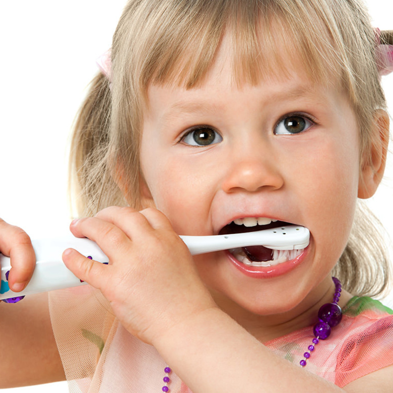 يبدأ تسوس اسنان الطفل ببقع بنية تتحول لسوداء مع الوقت 