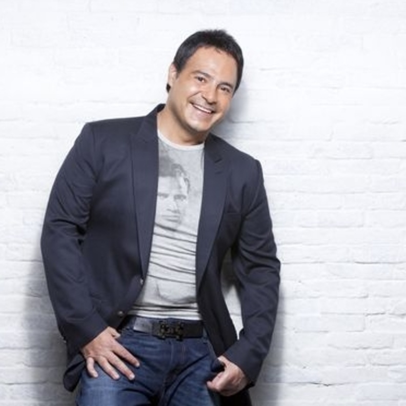 غالبا ماينسق عاصي الحلاني البليزر مع الجينز في اطلالاته الكاجوال