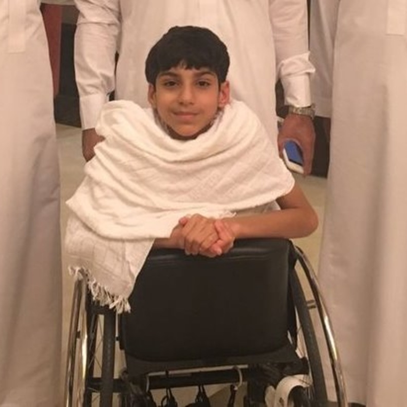 غانم المفتاح يحقق حلمه و يطوف حول الكعبة مشيا على يديه