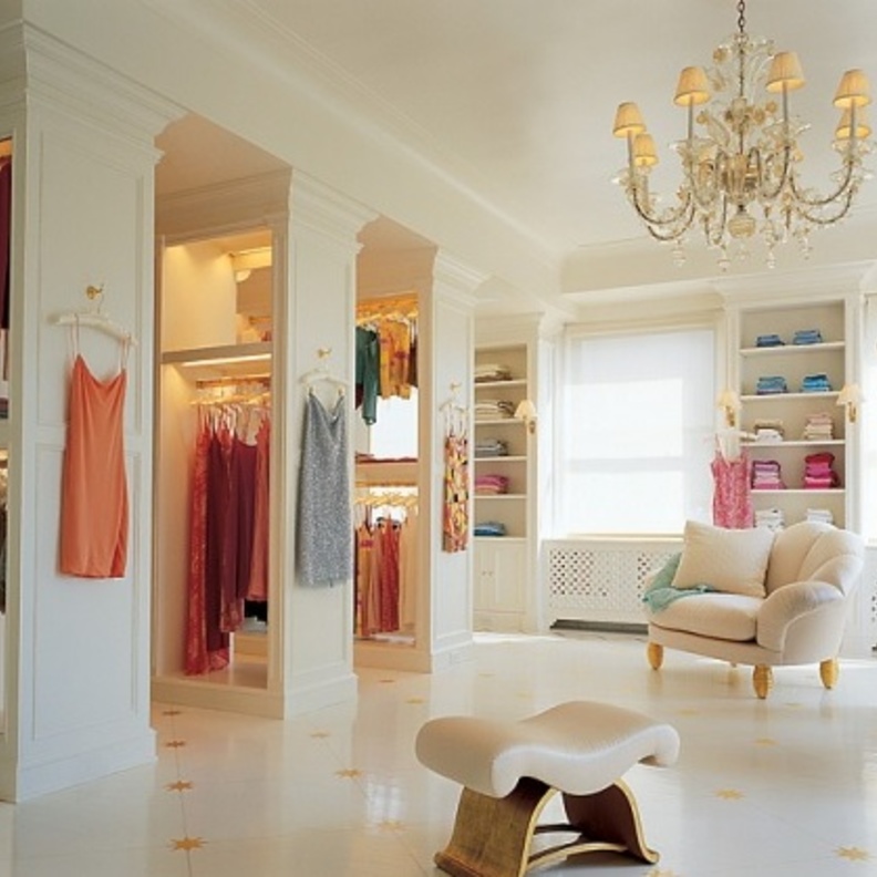 غرفة ملابس أنيقة و ناعمة