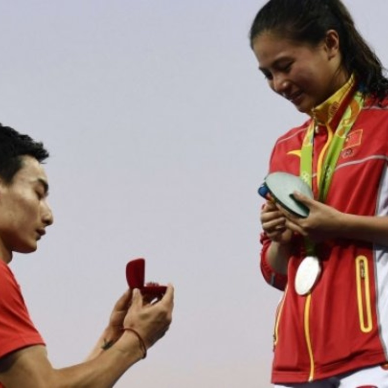 غطاس صيني يطلب يد متسابقة في الاولمبياد