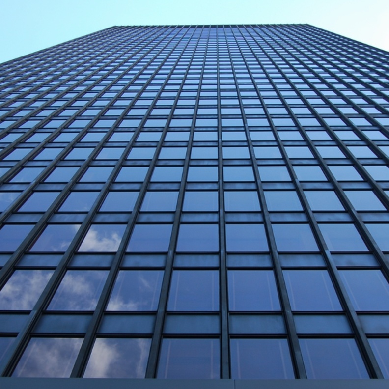 فتاة تسقط من الطابق الحادي عشر وتنجو بأعجوبة