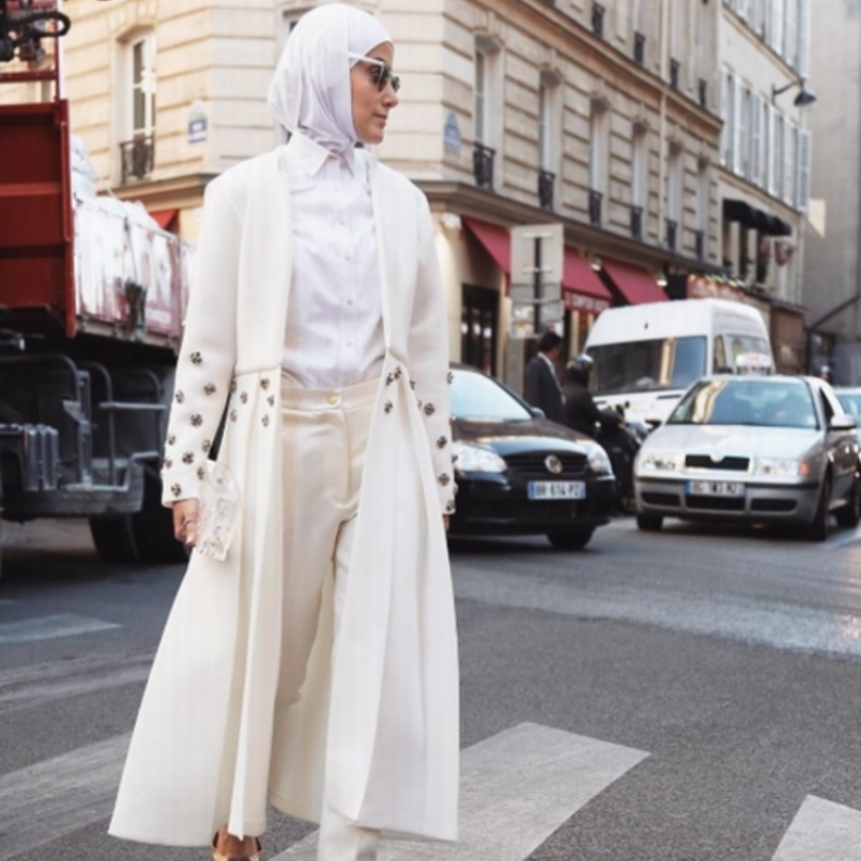 فخامة المحجبة بنان العلاونة بمعطف أبيض بقصّة فريدة وأنيقة مع شكّ بسيط وناعم
