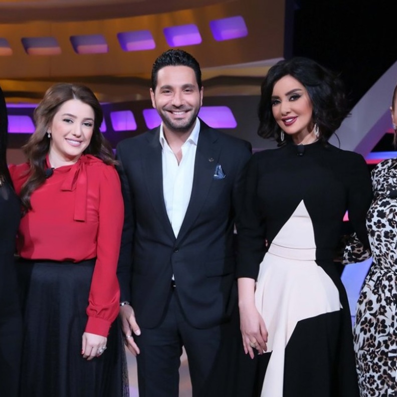  فريق عمل مسلسل العهد مع مقدمى البرنامج