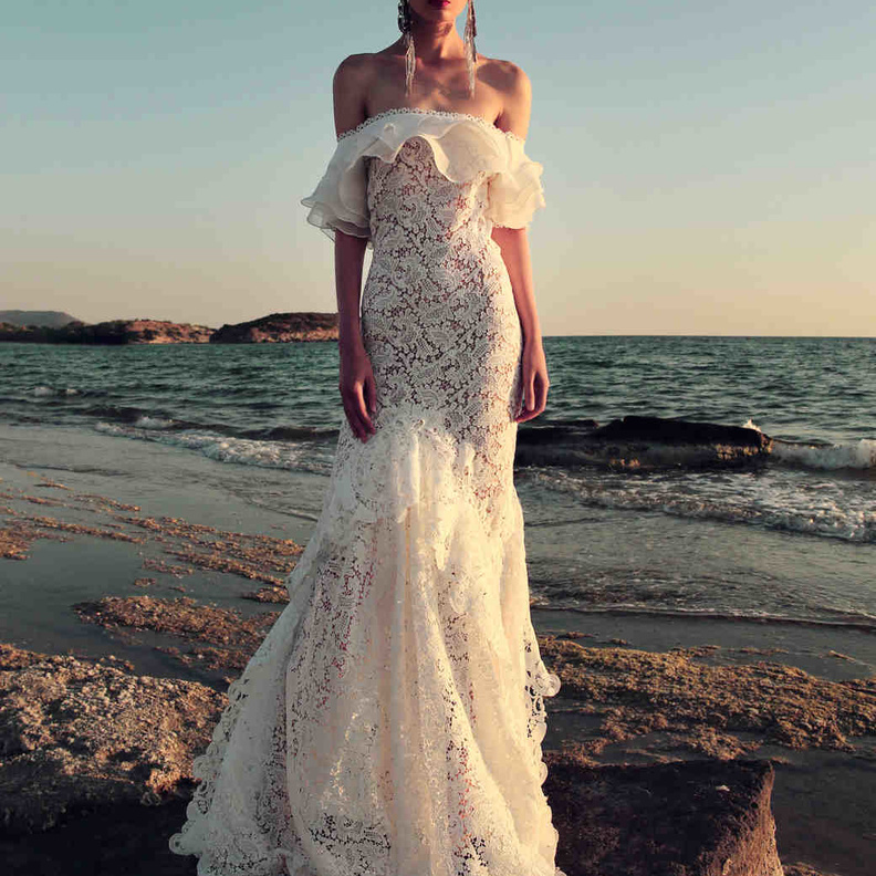 فساتين زفاف بدون اكتاف من مجموعة Costarellos لخريف 2017