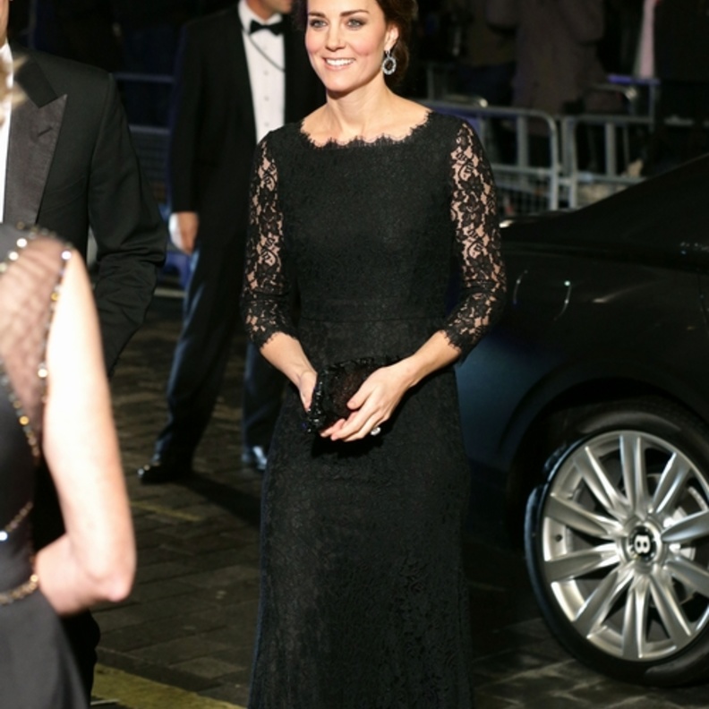 فساتين سهرات جديده باللون الأسود استوحيها من كيت ميدلتون