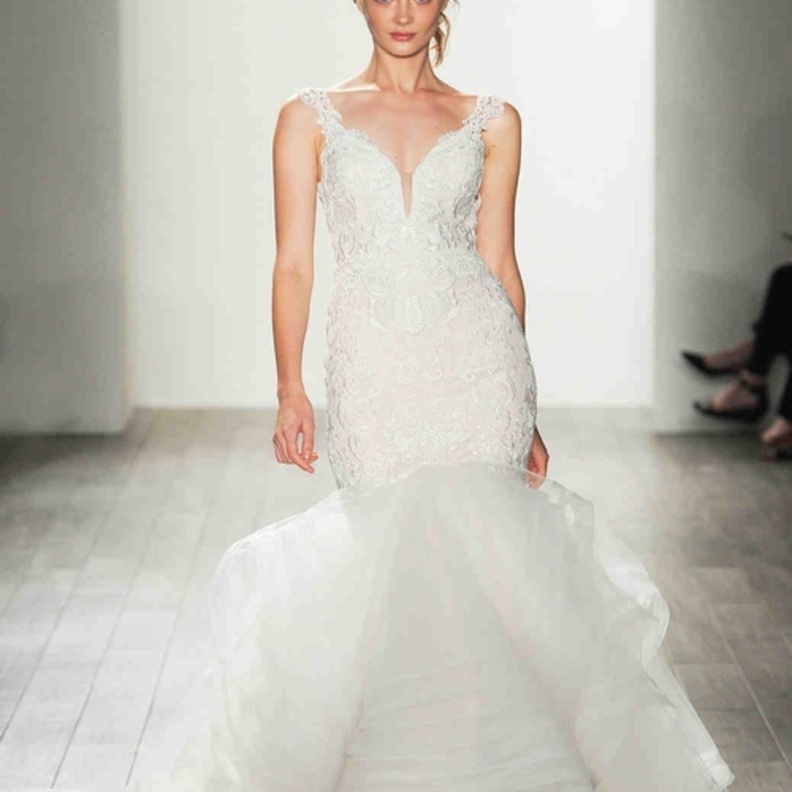 فساتين عرس انيقة من مجموعة لازارو Lazaro لخريف 2017.