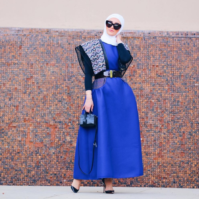 فساتين محجبات نيلية مع الحزام العريض من دلال الدوب