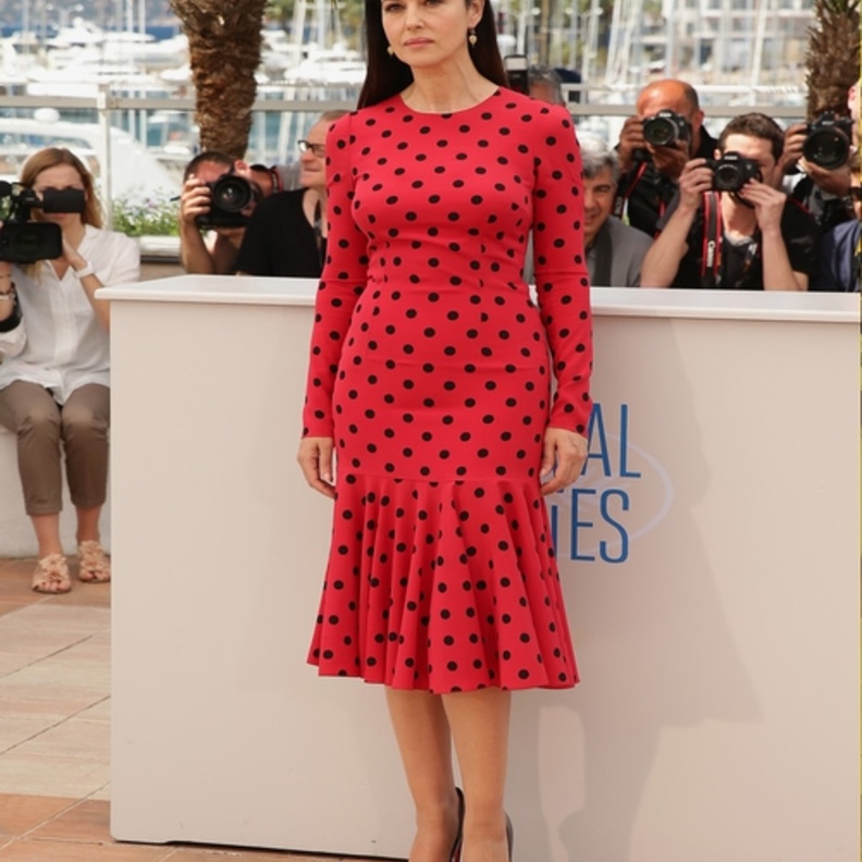 فستان أحمر أنيق منقّط بالأسود من دولتشي اند غابانا