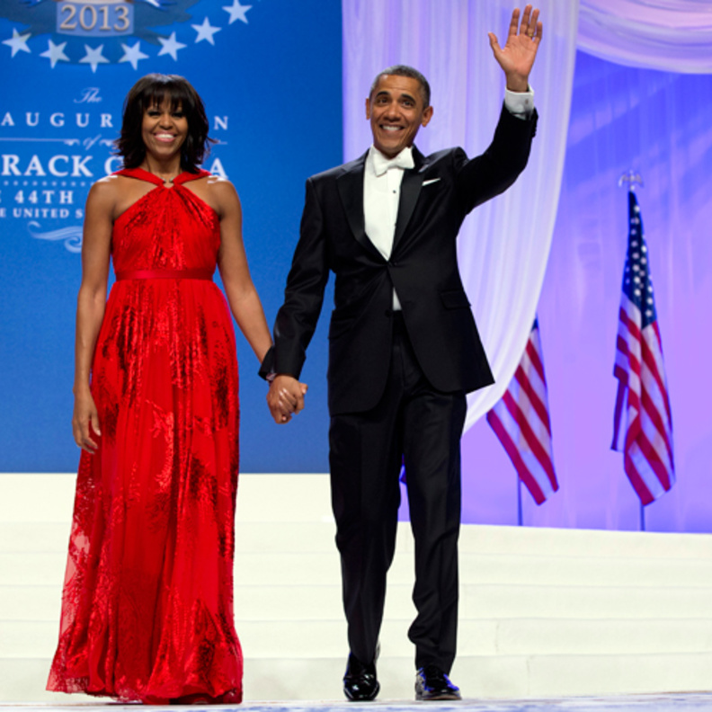 فستان أحمر لماع اختارته ميشيل اوباما 
