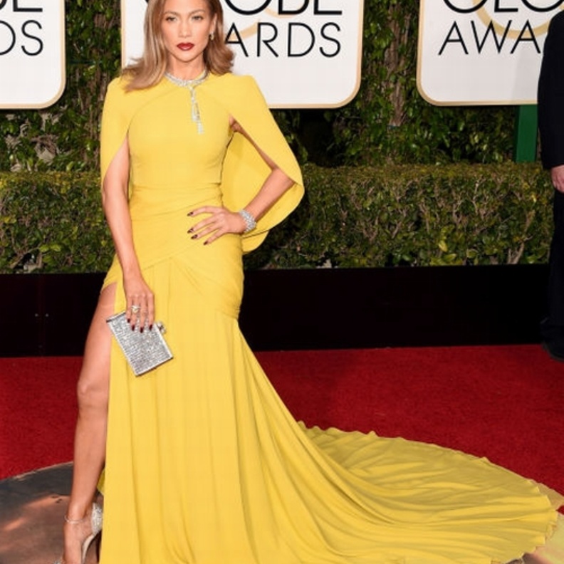 فستان أصفر ترتديه جنيفر لوبيز