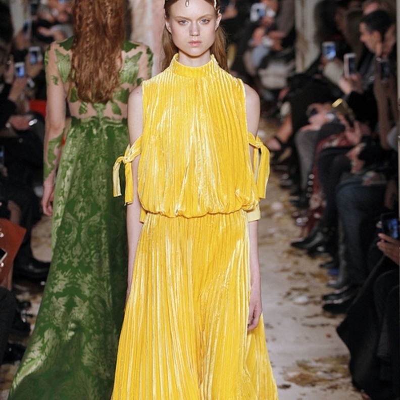 فستان امل كلوني في مهرجان كان من دار فيرساتشي