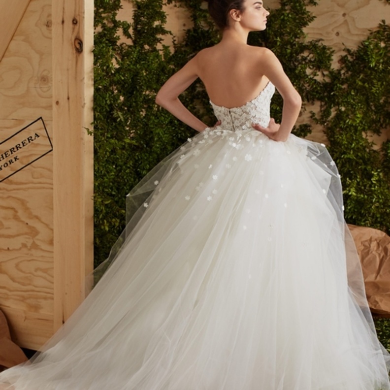 فستان بتنورة منفوشة وظهر مكشوف من كارولينا هيريرا Carolina Herrera