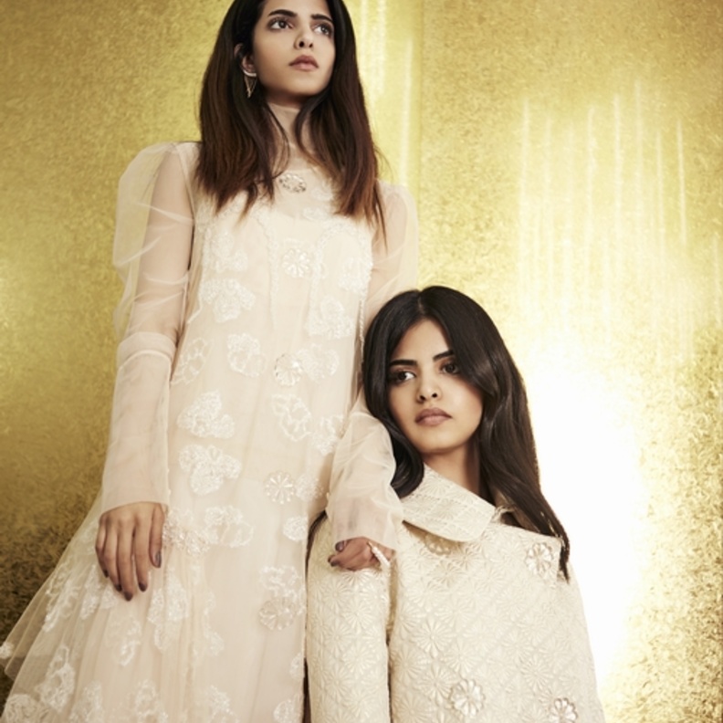 فستان بطبقة شفافة مزخرفة وسترة من القماش المشغول بتقنية جاكار مزينة بالأزهار من سيمون روشا