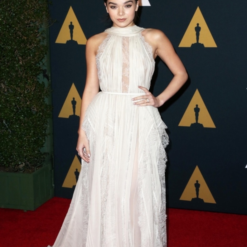 فستان بلون كريم من القماش المرهف والدانتيل من ايلي صعب