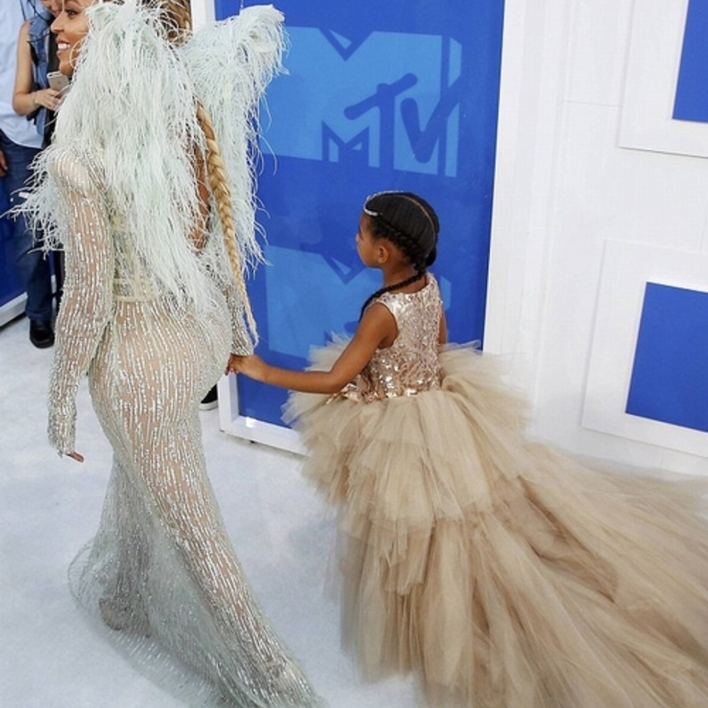 فستان بيونسي وبلو ايفي من الخلف