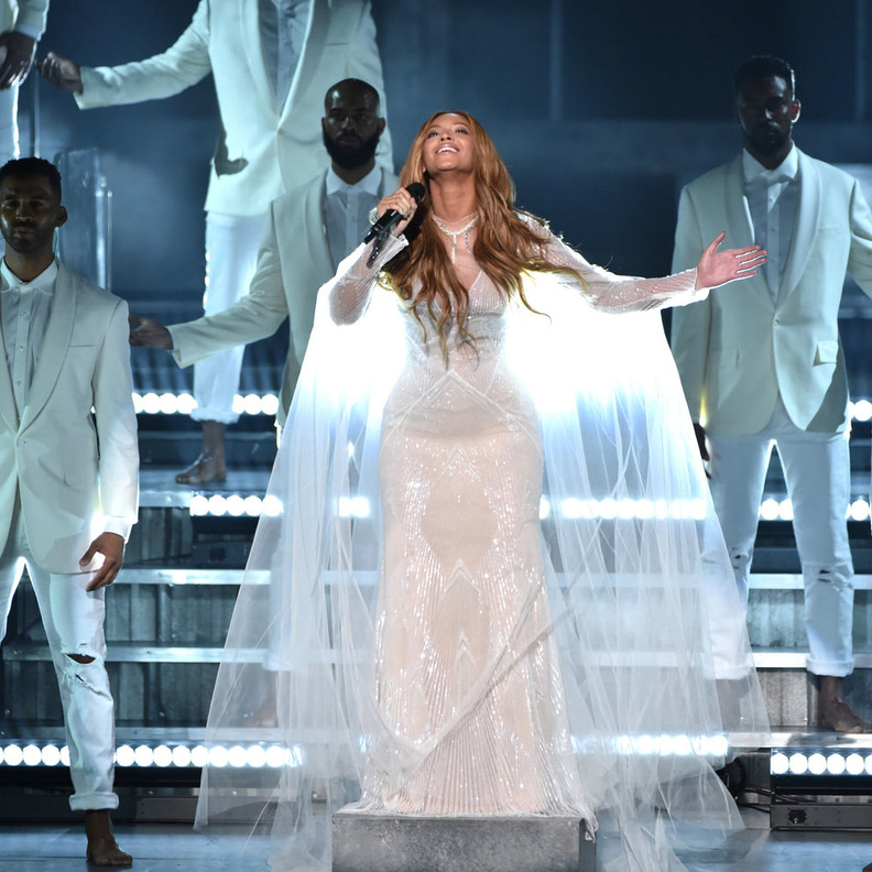 فستان رائع من روبيرتو كافالي ارتدته بيونسيه الى الغرامي 2015