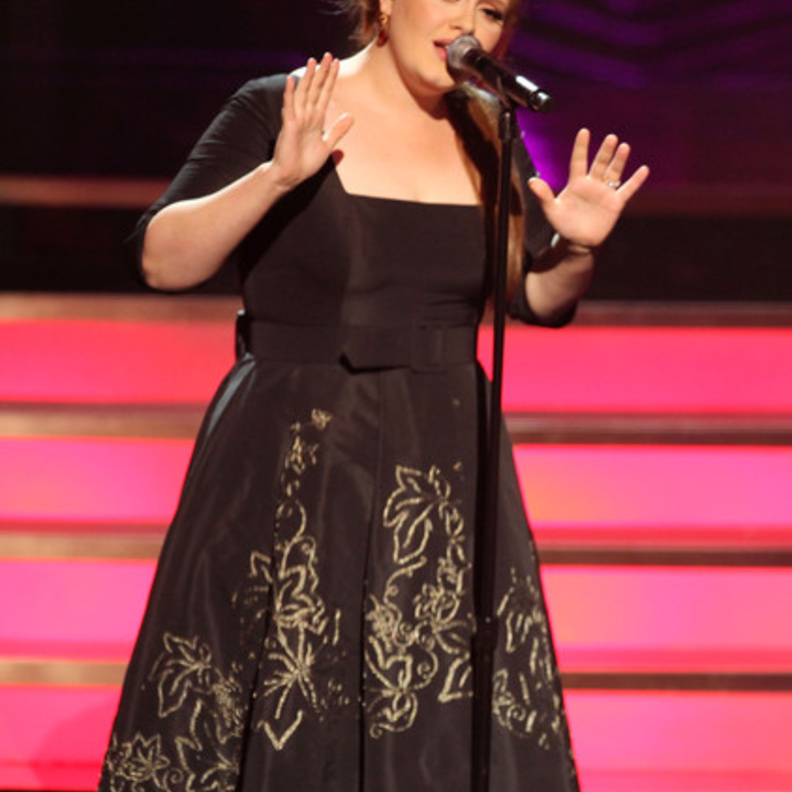 أَلبِسي جسدك الممتلىء على طريقة Adele 