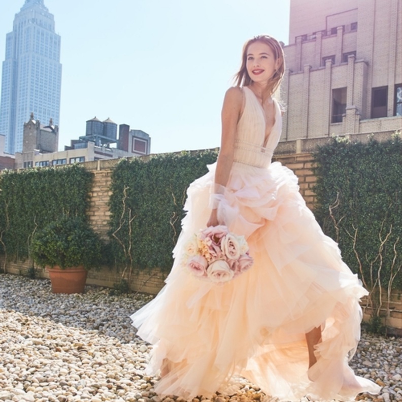 فستان زفاف بلون مشمشي من كارولينا هيريرا