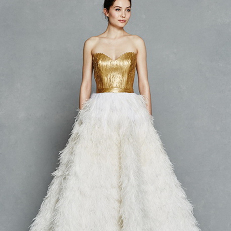 فستان زفاف ذهبي وابيض من KELLY FAETANINI