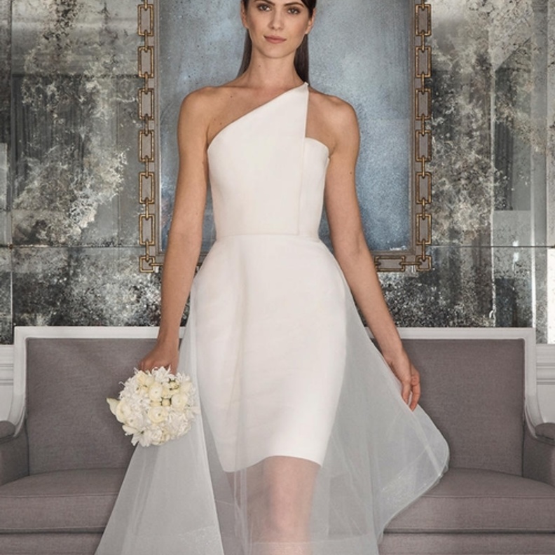 فستان زفاف متوسط الطول من مجموعة Romona Keveza لخريف 2017