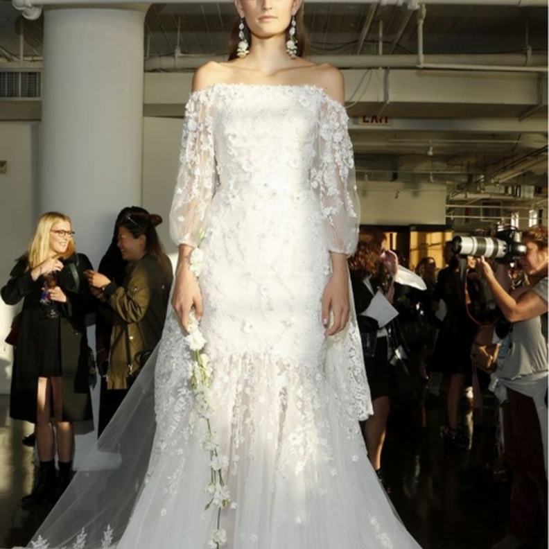 فستان زفاف مع اكمام مميزة و تنورة تتسع من الاسفل من ماركيزا Marchesa