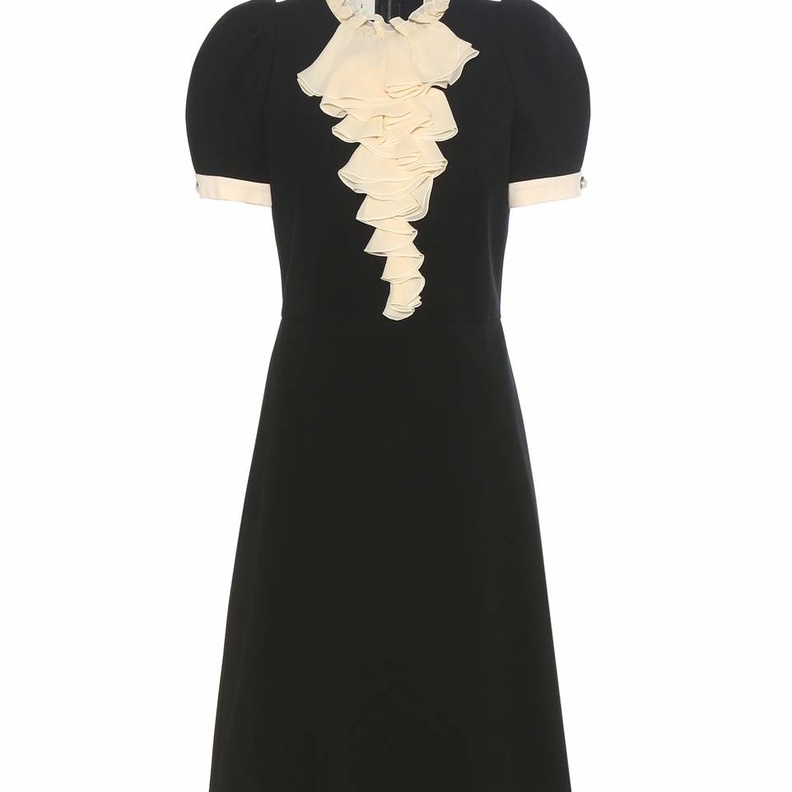 فستان شتاء 2017 بأقمشة الكريب والزخرفات الناعمة من برادا PRADA