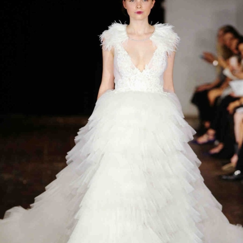 فستان عرس مزين بالريش على اكتافه من مجموعة Rivini لخريف 2017