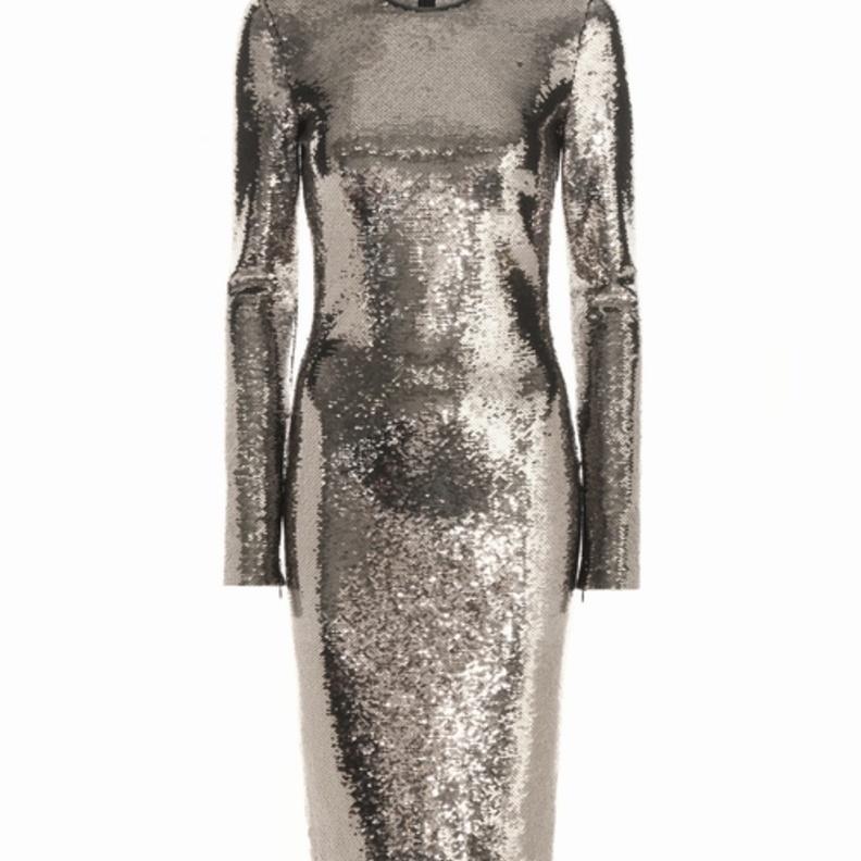 فستان من الترتر من توم فورد بقصة ضيقة وأكمام طويلة