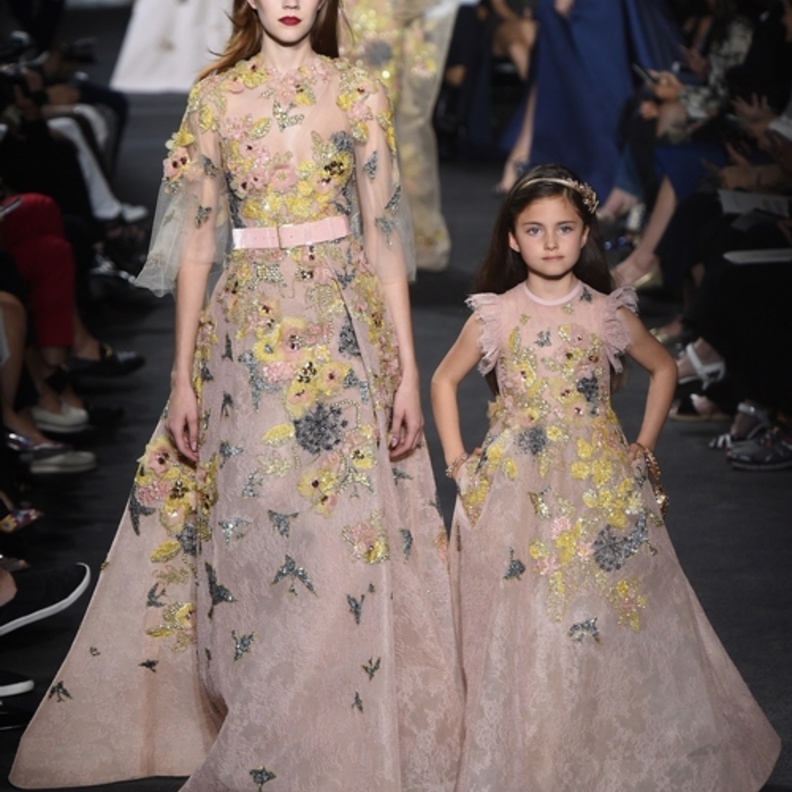 فستانين للام وابنتها من ايلي صعب