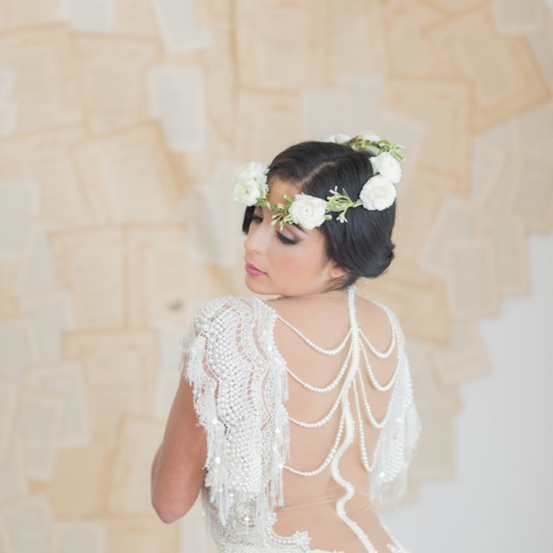 فستان Galia Lahav مع سلاسل من اللؤلؤ من الخلف