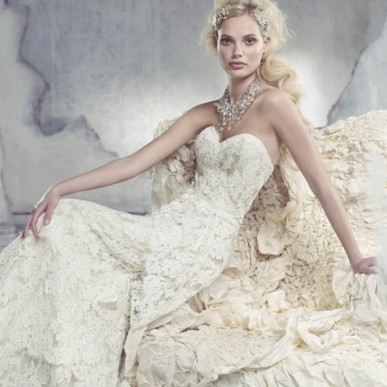 فستان زفاف بلون الأوف وايت