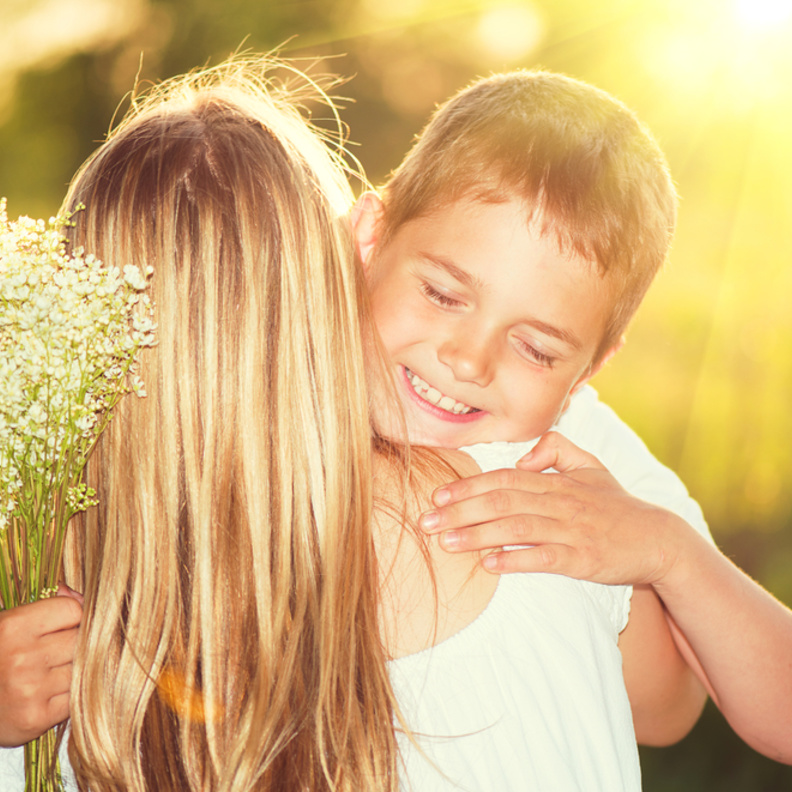 فوائد العناق للطفل