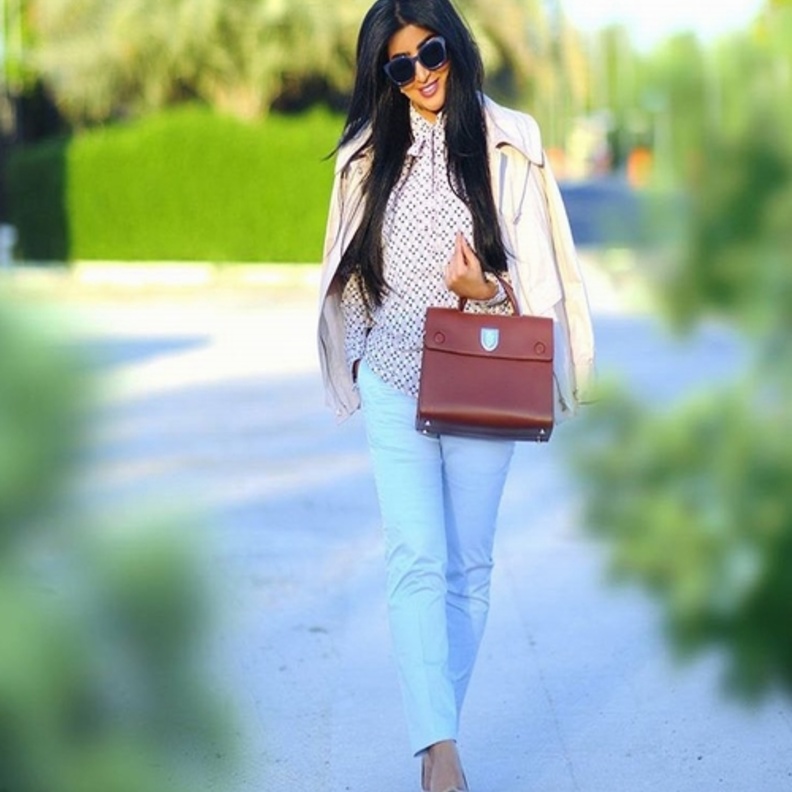 في الشتاء اختاري الحقائب الغامقة اللون كبثينه الرئيسي 